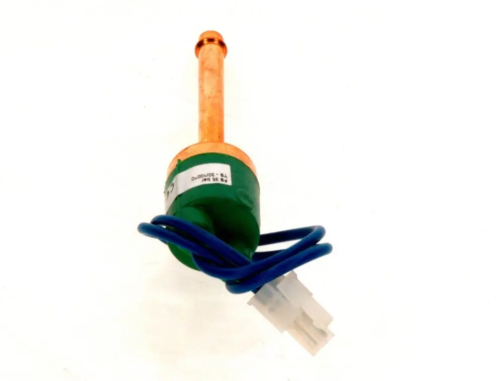 Druckschalter mit grünem Gehäuse und blauen Kabeln, hergestellt von Bosch. Die Senke hat einen kupfernen Anschluss und ist für Niederdruckanwendungen geeignet.